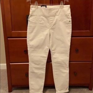 Rock & Republic white cropped pull on jeans size 6